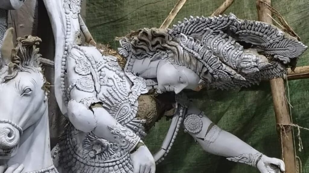 ছবি: গাজীপুরে ভাংচুর করা প্রতিমা।